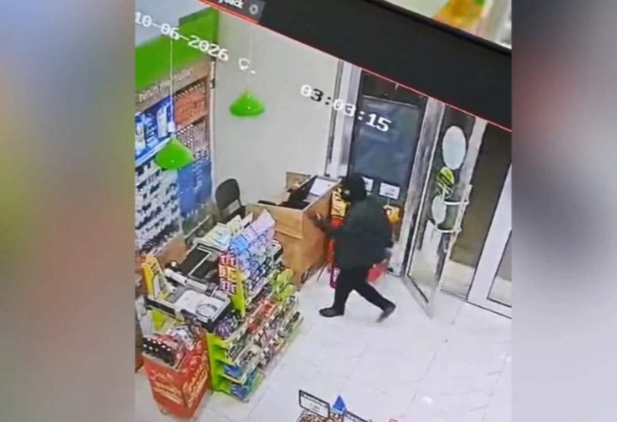 Gənc oğlan satıcını hədələyib kassadakı pulu aldı - VİDEO