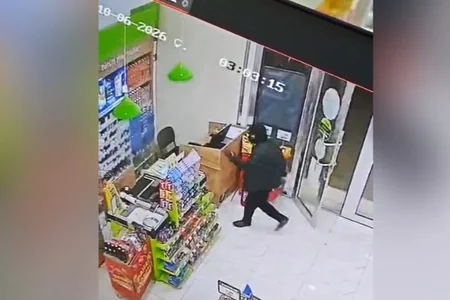 Gənc oğlan satıcını hədələyib kassadakı pulu aldı - VİDEO