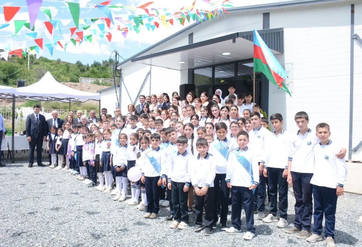 Nazir Kəlbəcər məktəbliləri ilə Son zəngi qeyd edib - FOTO