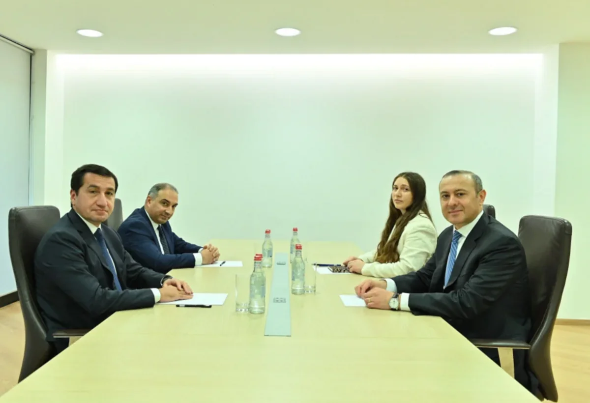 Hikmət Hacıyev Ermənistanda: Təhlükəsizlik Şurasının katibi ilə görüşüb