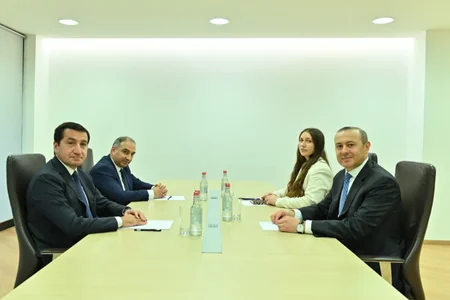 Hikmət Hacıyev Ermənistanda: Təhlükəsizlik Şurasının katibi ilə görüşüb
