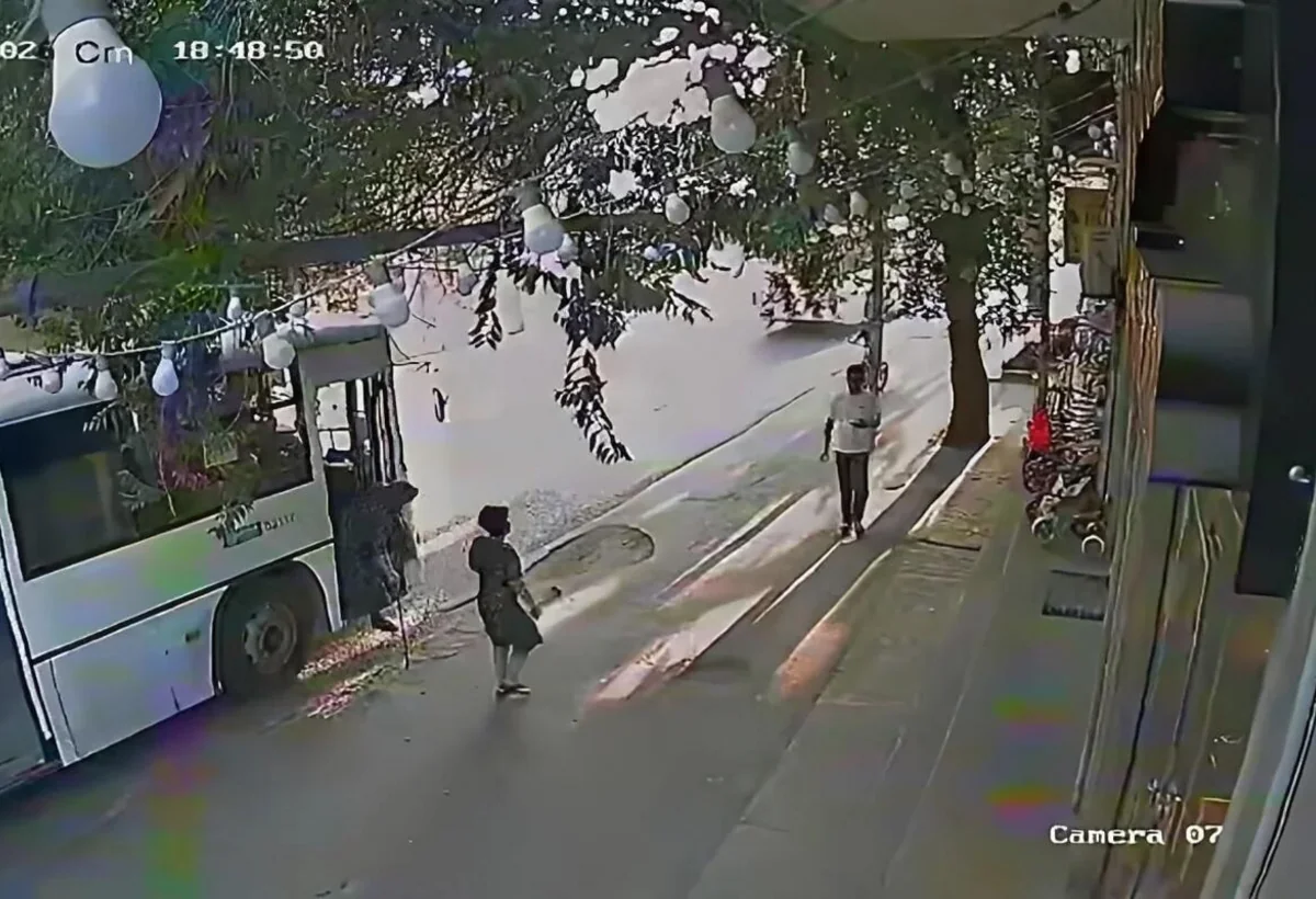 Bakıda avtobus yaşlı qadının üstündən keçdi - VİDEO