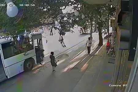 Bakıda avtobus yaşlı qadının üstündən keçdi - VİDEO