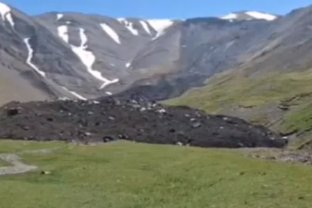 Şimal bölgəsində iki rayonun sərhədində torpaq sürüşməsi - VİDEO