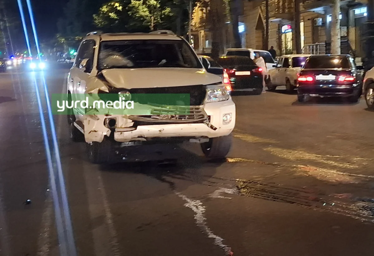 Gəncədə avtomobil 2 kuryeri vurub, biri ölüb - FOTO/VİDEO