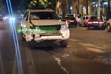 Gəncədə avtomobil 2 kuryeri vurub, biri ölüb - FOTO/VİDEO