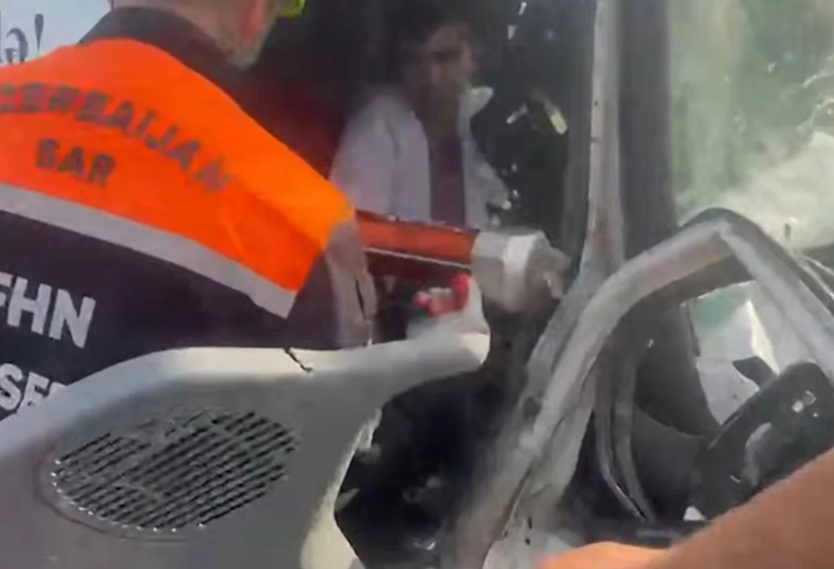 “Nur” çörək zavodunun qəzaya düşmüş avtomobilindən sürücü belə çıxarıldı - VİDEO