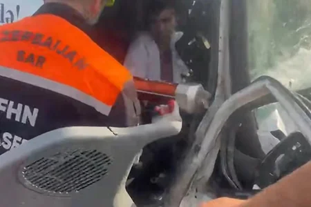 “Nur” çörək zavodunun qəzaya düşmüş avtomobilindən sürücü belə çıxarıldı - VİDEO