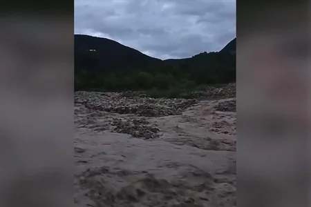 Şamaxıda çay daşıb hərəkəti iflic etdi - VİDEO
