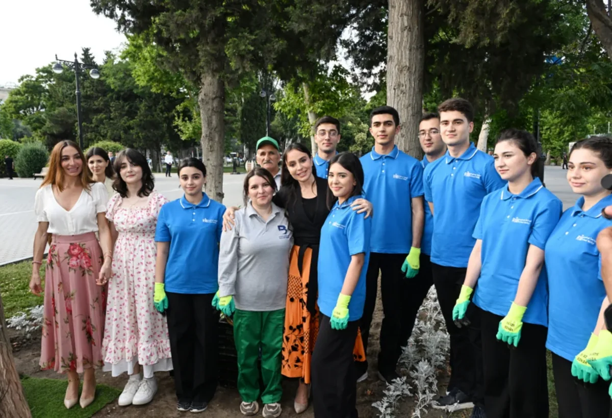 Leyla Əliyeva və Arzu Əliyeva Bakı Bulvarında güllərin əkilməsi aksiyasında - FOTO