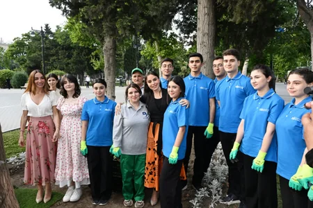 Leyla Əliyeva və Arzu Əliyeva Bakı Bulvarında güllərin əkilməsi aksiyasında - FOTO