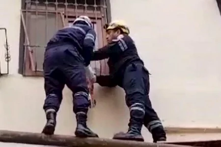 Evdə köməksiz qalan uşaq xilas edildi