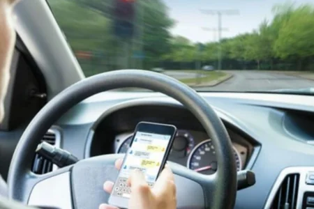 Bu il avtomobildə telefondan istifadə edənlərdən yarım milyon manatdan çox cərimə yığılıb