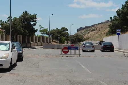 Badamdarda aylardır bağlı qalan yol sürücülərə çətinliklər yaradır - VİDEO