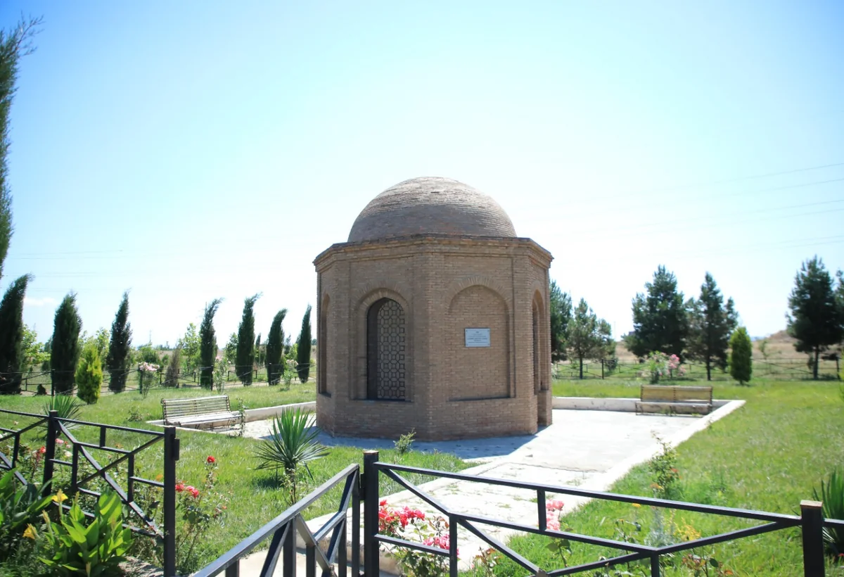 Gəncənin qədim türbəsi abadlaşdırılır - FOTO