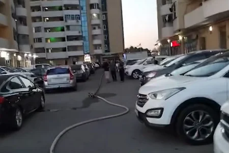 Bakıda nizamsız parklanmaya görə yanğınsöndürənlər hadisə yerinə keçə bilmədi - VİDEO
