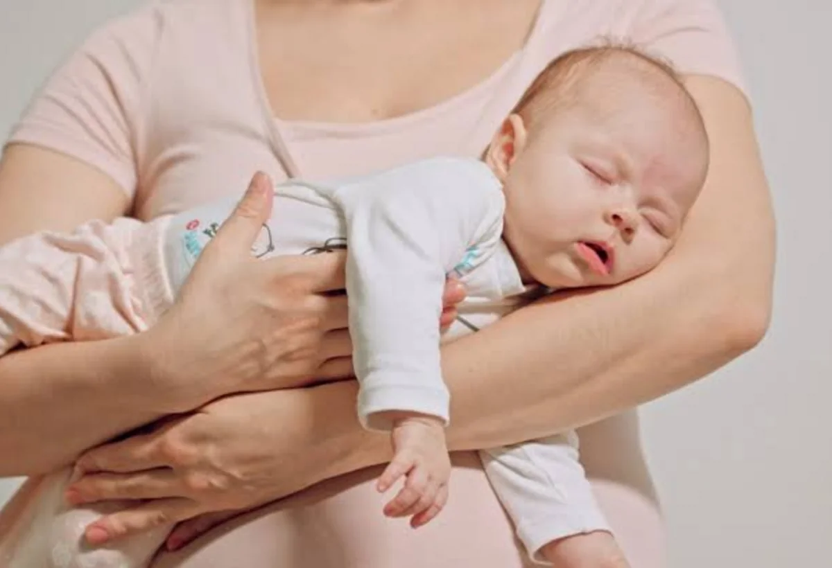 Pediatr xəbərdarlığı: Uşaqları yelləyərək yatızdırmaq niyə təhlükəlidir?