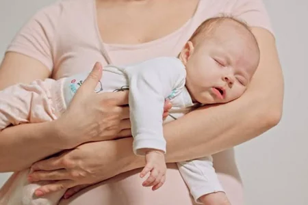 Pediatr xəbərdarlığı: Uşaqları yelləyərək yatızdırmaq niyə təhlükəlidir?