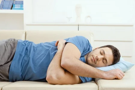 Enerjini bərpa etmək üçün gündüz neçə dəqiqə yatmaq lazımdır?