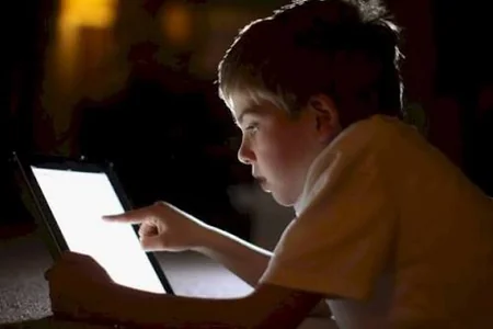 Uşaqlar dünyanı dərk etmədən virtual asılılığın ortasına düşürlər - VİDEO