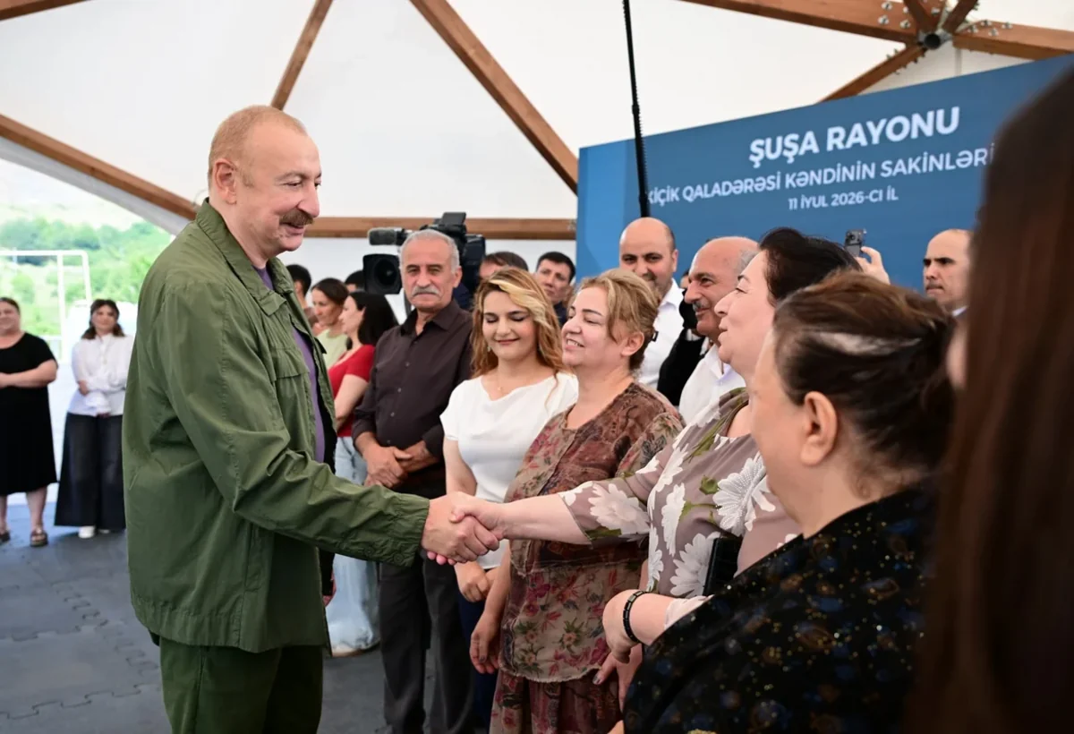 İlham Əliyev Şuşanın Kiçik Qaladərəsi kəndində görülən işlərlə tanış olub və kəndə qayıdan sakinlərlə görüşüb