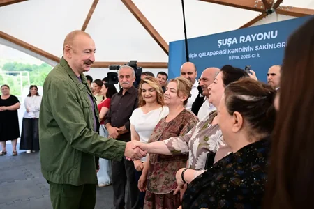 İlham Əliyev Şuşanın Kiçik Qaladərəsi kəndində görülən işlərlə tanış olub və kəndə qayıdan sakinlərlə görüşüb