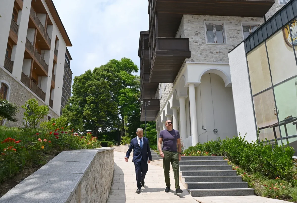 İlham Əliyev Şuşada dövlət-özəl tərəfdaşlığı çərçivəsində həyata keçirilmiş işlərlə tanış olub
