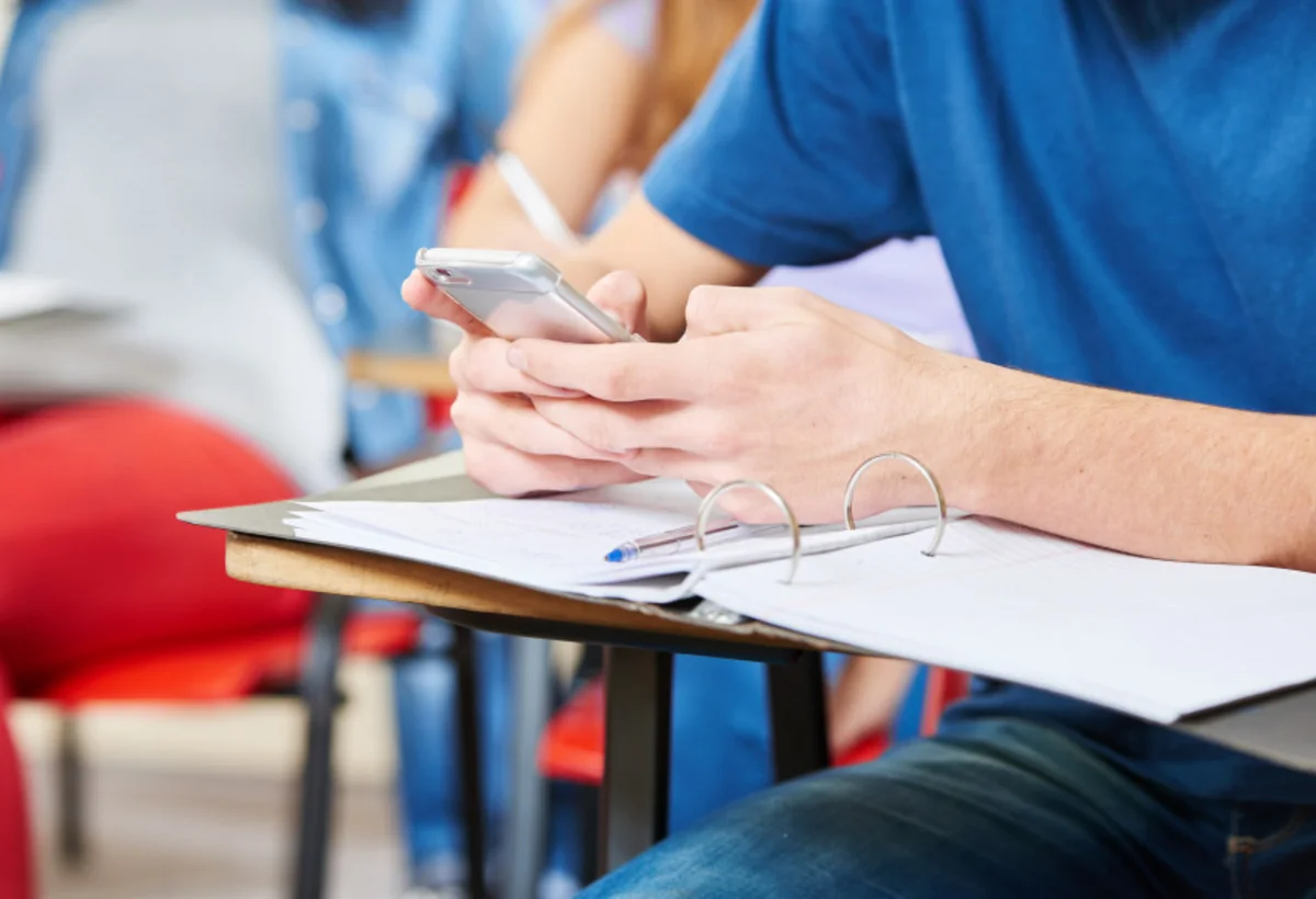 İmtahan verən 12 nəfərdə mobil telefon aşkarlandı