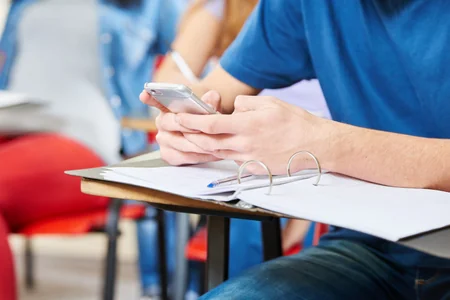 İmtahan verən 12 nəfərdə mobil telefon aşkarlandı