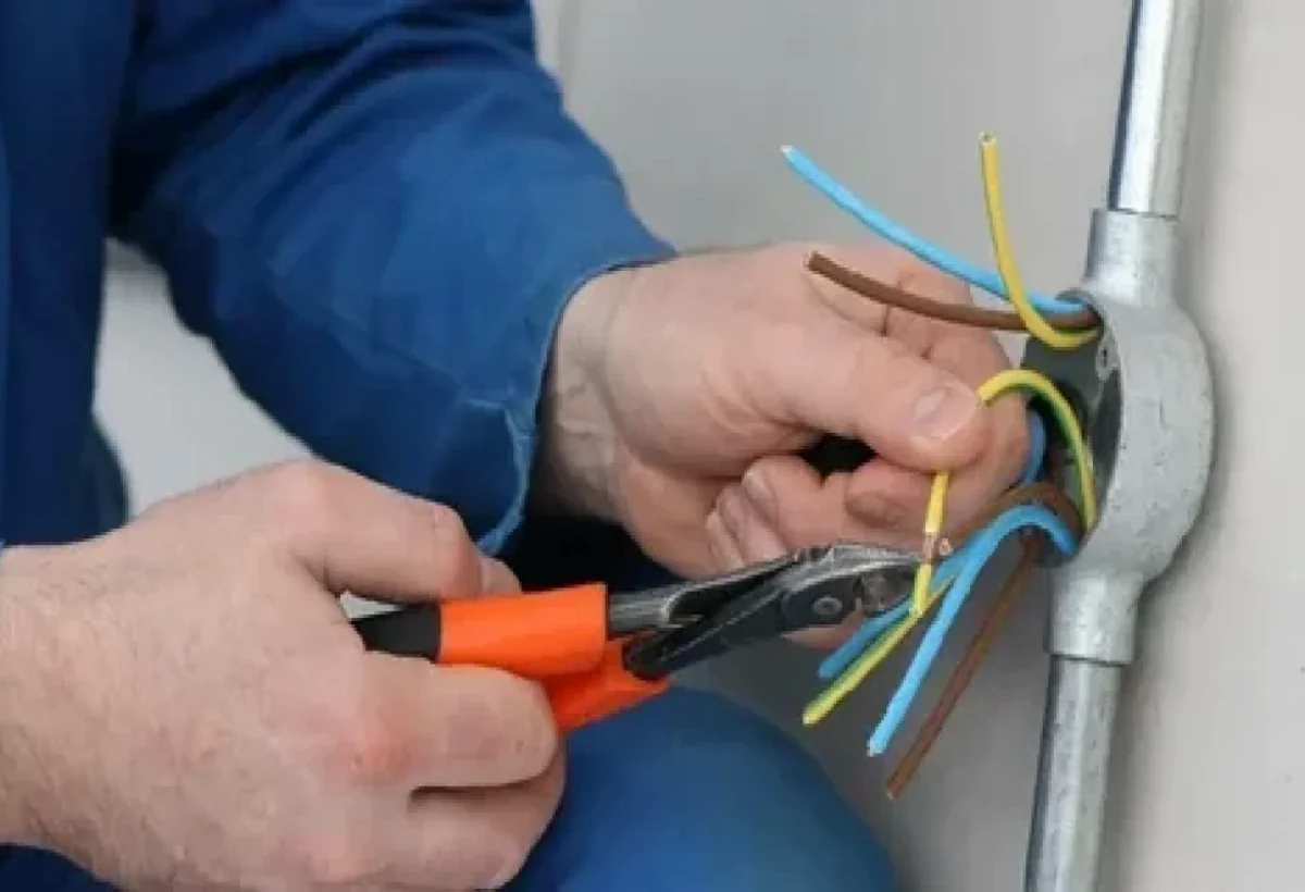 Qazaxda sexdə bədbəxt hadisə: gənc oğlanı elektrik öldürdü