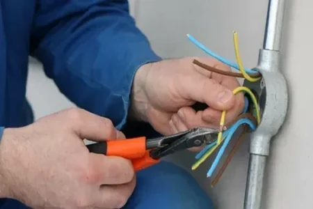 Qazaxda sexdə bədbəxt hadisə: gənc oğlanı elektrik öldürdü