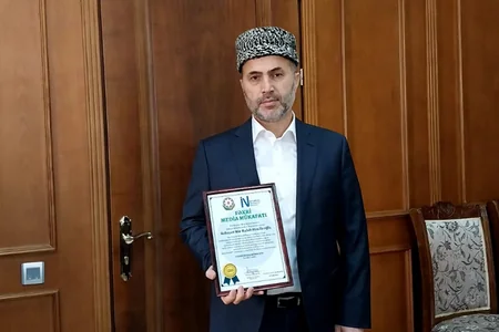 Oxuduğu institutun lisenziyasız olması tanınmış imamı diplomsuz qoydu