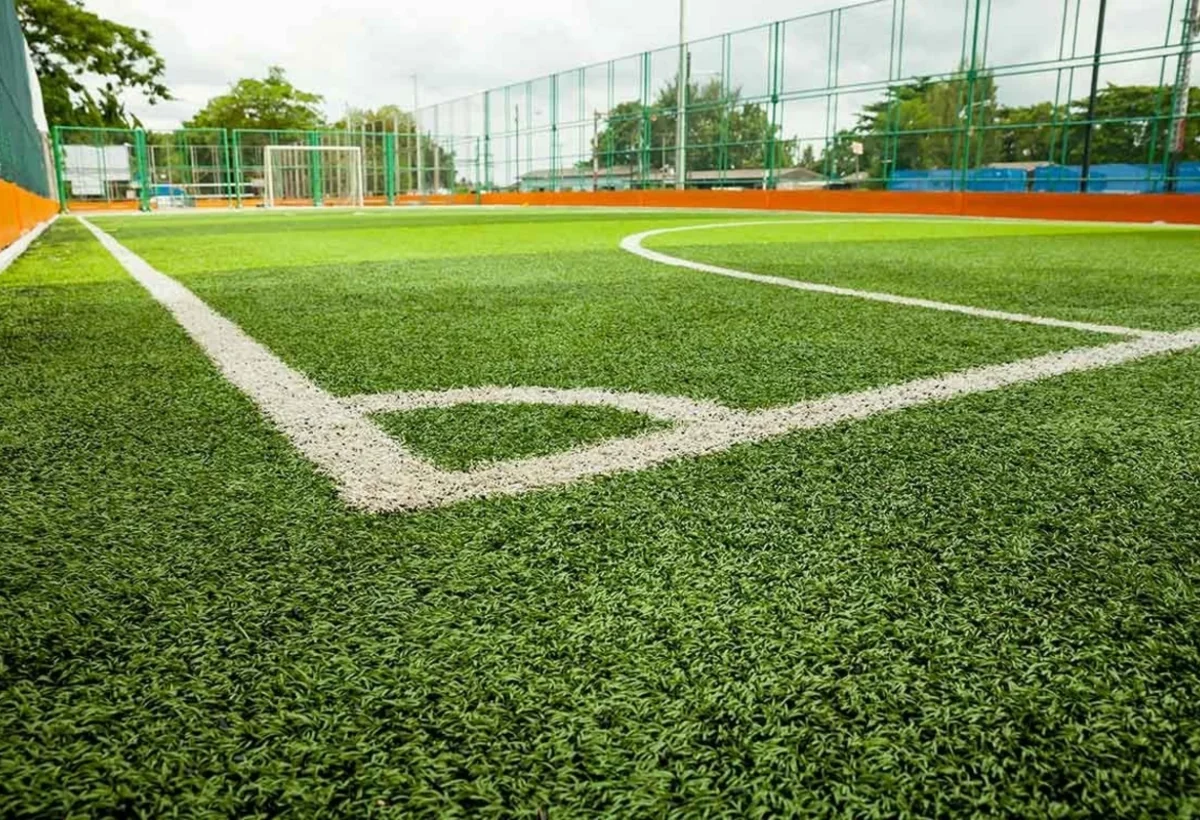 Azəridmanservis bir minifutbol meydançasını 200 min manata təmir edir