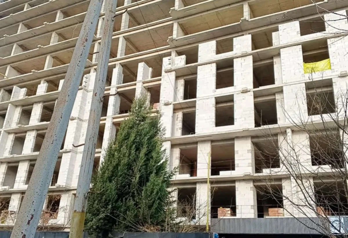 Sumqayıtda Sky Parkın binası küləkdən söküldü -