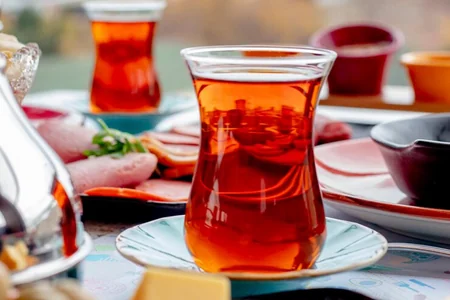 Azərbaycanlıların isti havada qaynar çay içmə vərdişi: Diyetoloqdan açıqlama