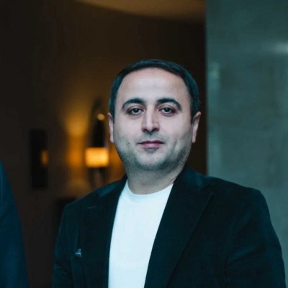 şirkətin əvvəlki direktoru Elnur Əliyev