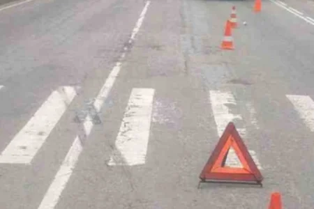 Gəncədə Mercedes 2 piyadanı vurdu