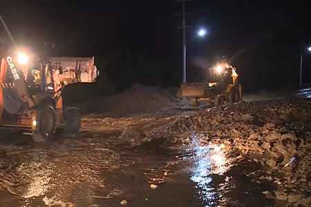 Şəkidə leysan yolu yararsız etdi, avtomobillər batıb qaldı - VİDEO