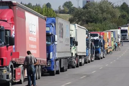 Gürcüstanla sərhəddə minlərlə maşın qalıb