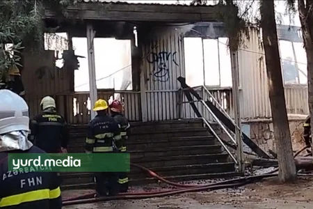 Bakıda köhnə poliklinika binası tamamilə yandı - VİDEO