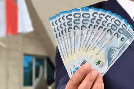 Azərbaycanda maliyyəçilərin orta maaşı 2%-dən çox artıb