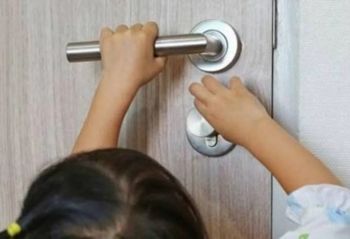 Köməksiz qalan 2 uşaq xilas edildi