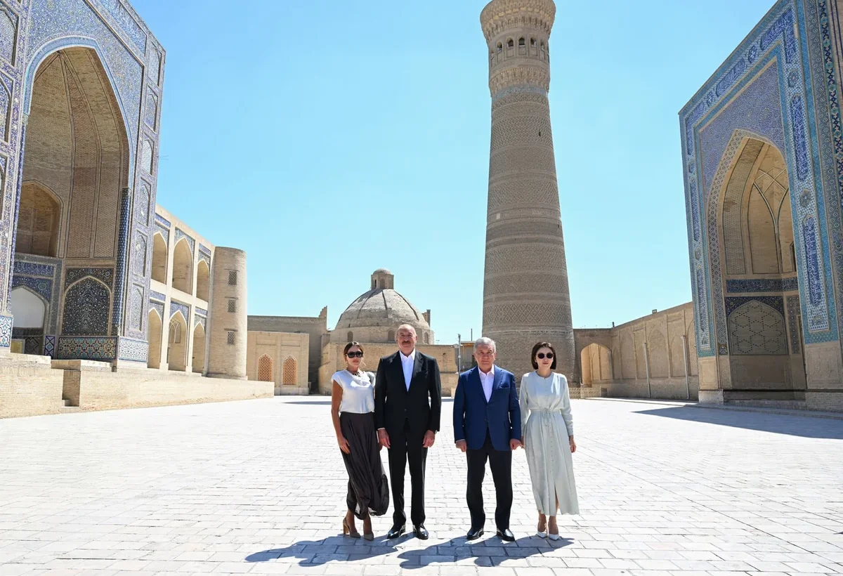 İlham Əliyev və Mehriban Əliyeva Buxaranın ən böyük məscidində - FOTO