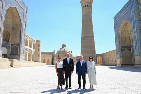 İlham Əliyev və Mehriban Əliyeva Buxaranın ən böyük məscidində - FOTO