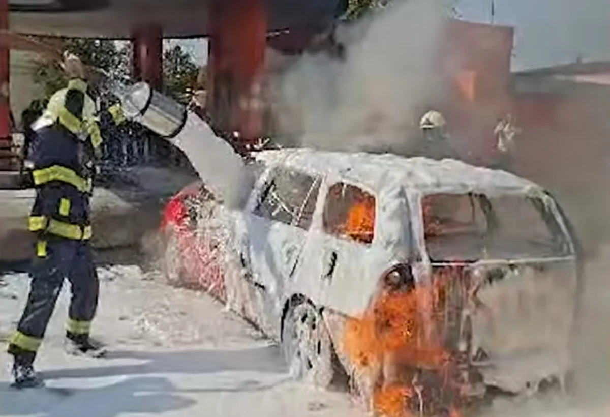 Yanacaqdoldurma məntəqəsində Toyota alışdı - VİDEO