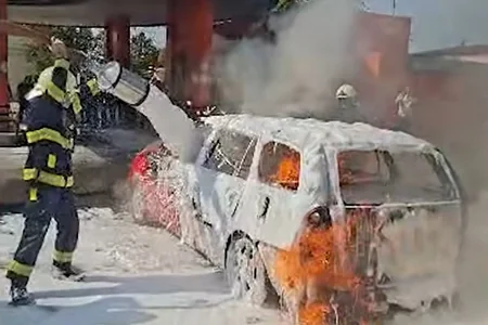 Yanacaqdoldurma məntəqəsində Toyota alışdı - VİDEO