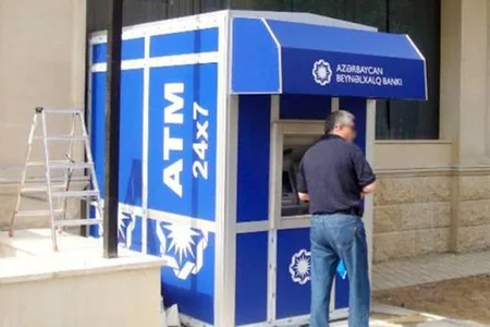 ABB-nin bankomatında problem: Müştərinin pulu içəridə qaldı