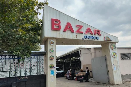 Bazarda kişi anasını bıçaqlayıb qətlə yetirdi