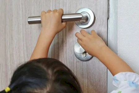 Bağlı qapı arxasında qalan uşaq xilas edildi