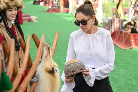 Mehriban Əliyeva qırğız xalqının zəngin mədəni irsi ilə tanış olub - FOTO